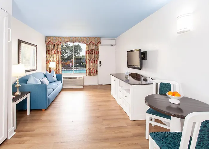 Best Hotels Near Mangos in Orlando