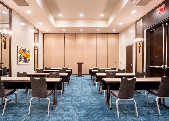 Top Hotels with In-Room Jacuzzis in Downtown Nashville