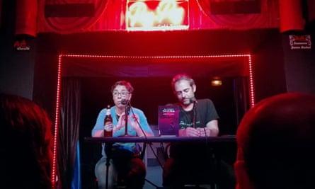 Two people performing at the Café Teatro Pay Pay