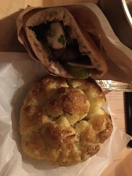 Im isrealischen Restaurant Miznon in Wien gibt es gefüllte Pitas und einen ganzen Blumenkohl zu bestellen. 