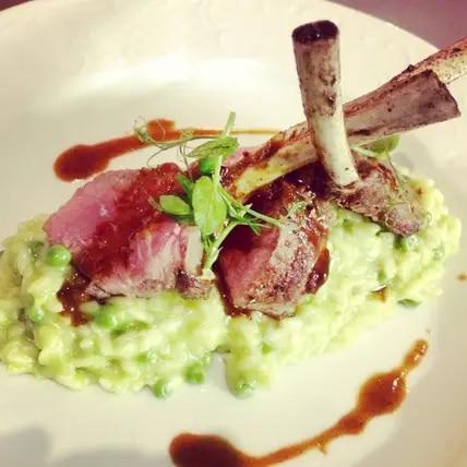 Das Ludwig und Adele im Künstlerhaus bietet wechselnde Speisen im stylish-kühlen Ambiente. 