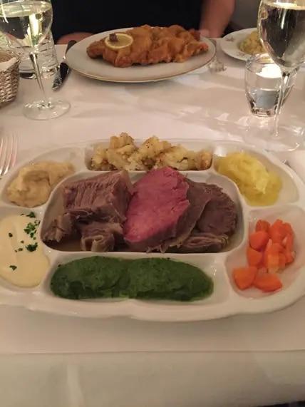 Im Meissl und Schadn gibt es Schnitzel, das wahlweise in Butterschmalz, Schweineschmalz oder Pflanzenöl gebacken wird, und Tafelspitz vom Wagen. 