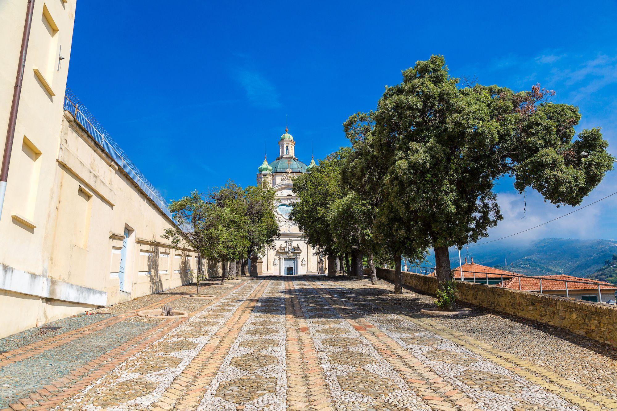 Ingresso alla chiesa della Madonna della Costa Sanremo