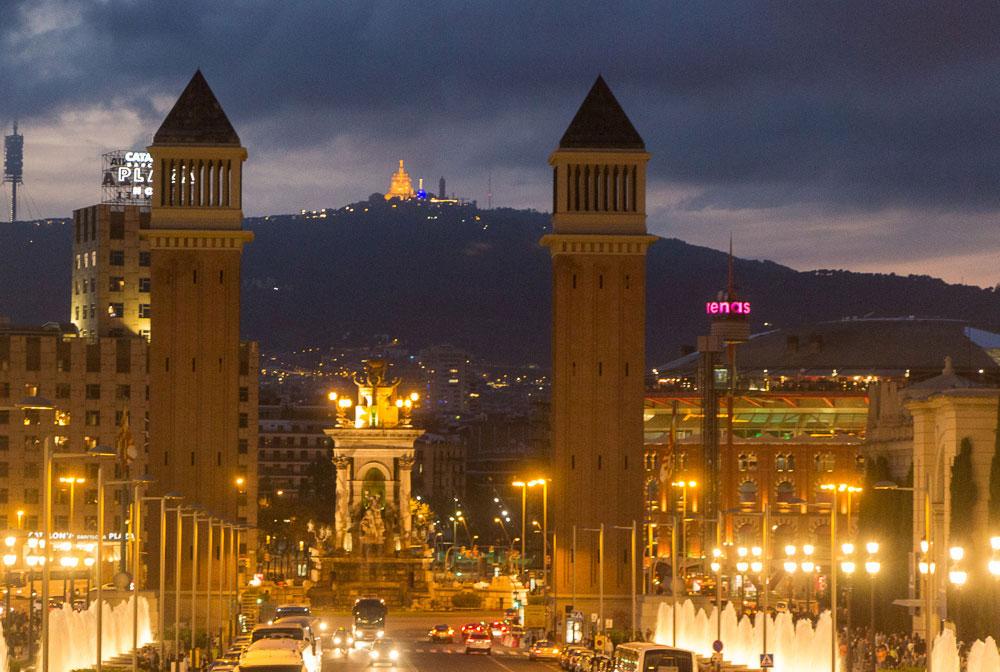 Ausblick aus Höhe des Font Màgica auf den Tibidabo