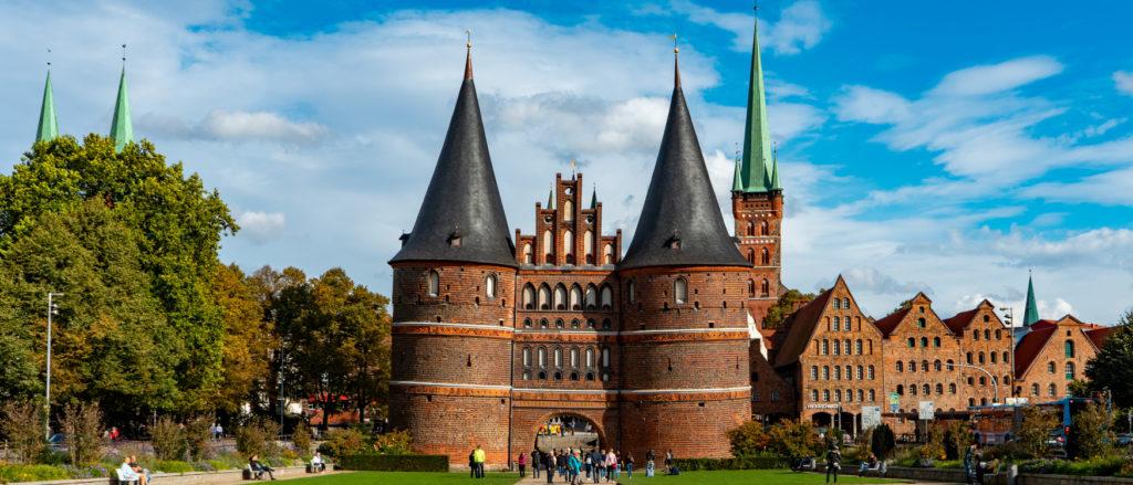 Luebeck-Sehenswuerdigkeiten-Holstentor-Sonne
